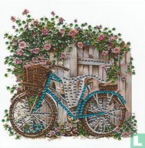 Blauwe fiets bij houten hekwerk