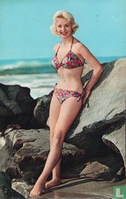 Vrouw bikini bij rotsen bij zee
