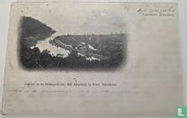 Groet van Sumatra's Westkust Gezicht op de Padang-Rivier, den Apenberg en Gouv. Pakhuizen.