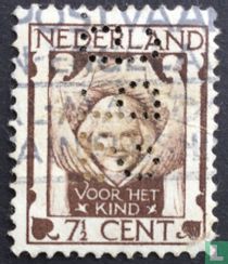 Child's head between two angel figures