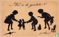 Silhouette van kinderen die lengtes van poppen vergelijken