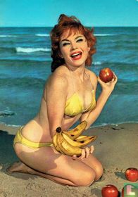 Vrouw - gele bikini - appels - bananen - strand - zee