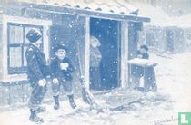 Drie jongens met sneeuwballen, vrouw in deuropening