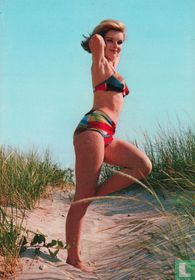 Vrouw  - meerkleurige bikini - duinen