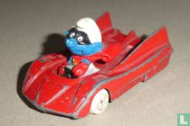 Superschlumpf im Rennwagen