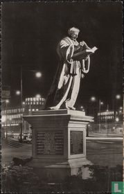 Avondstemming Coolsingel-boulevard en standbeeld Erasmus