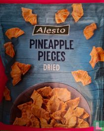 Dried pineapple pieces