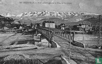 Pont métallique sur le Drac et les Alpes