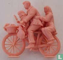 Familie auf einem rosa Herrenfahrrad