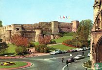 Caen, Les remparts du Château; à droite, le portail de l'église Saint-Pierre