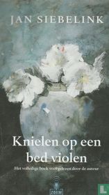 Knielen op een bed violen