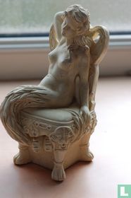 Sirène sur une chaise