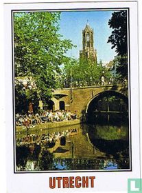 Utrecht, Holland, Oudegracht met gezellige terrasjes op de werf.  Domtoren (112) hoogste kerktoren van Nederland