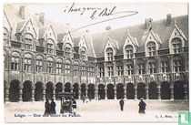 Une des cours du Palais